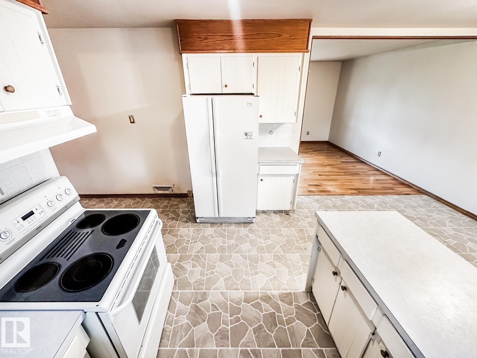 5812 105 AV NW, photo 16 of 61