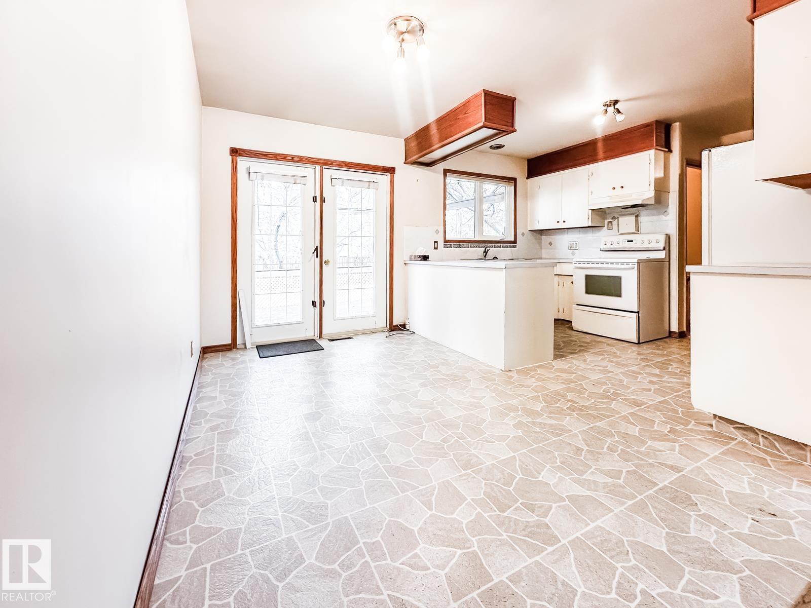5812 105 AV NW, photo 12 of 61