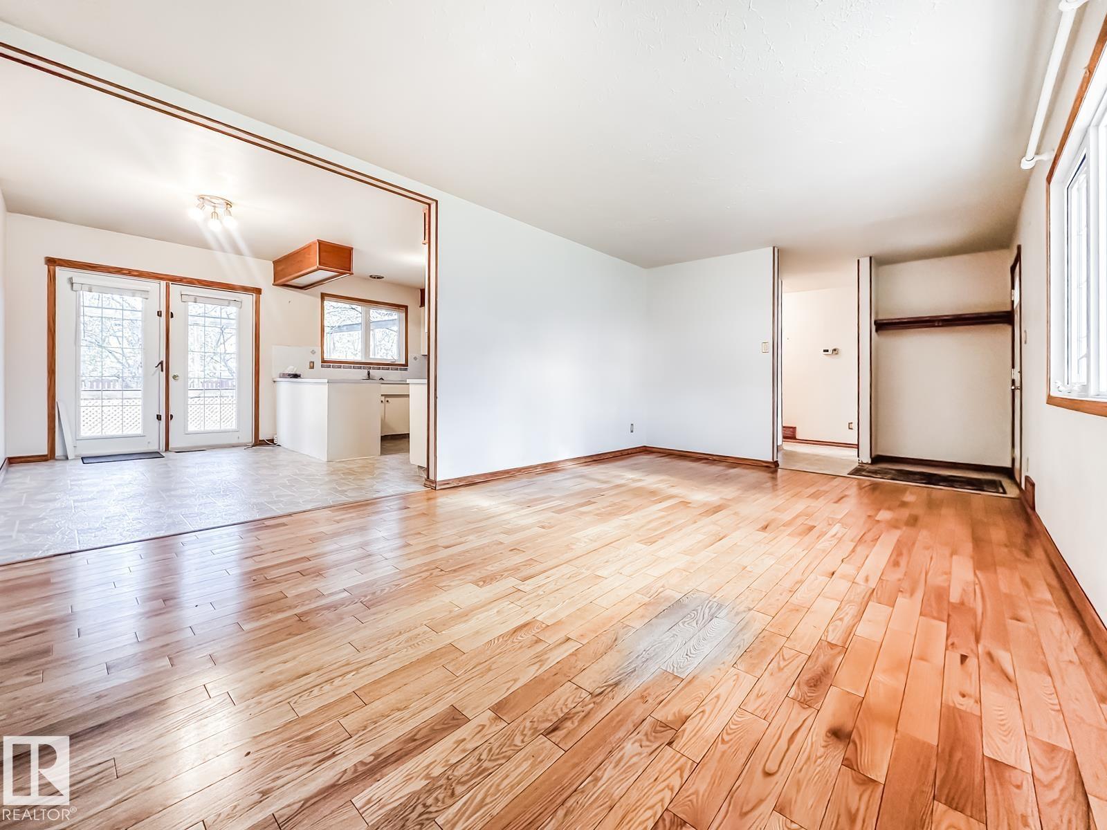 5812 105 AV NW, photo 9 of 61