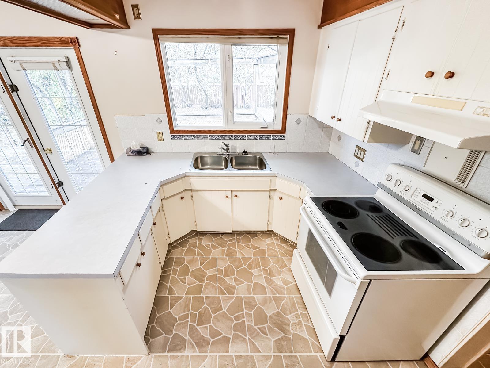 5812 105 AV NW, photo 15 of 61