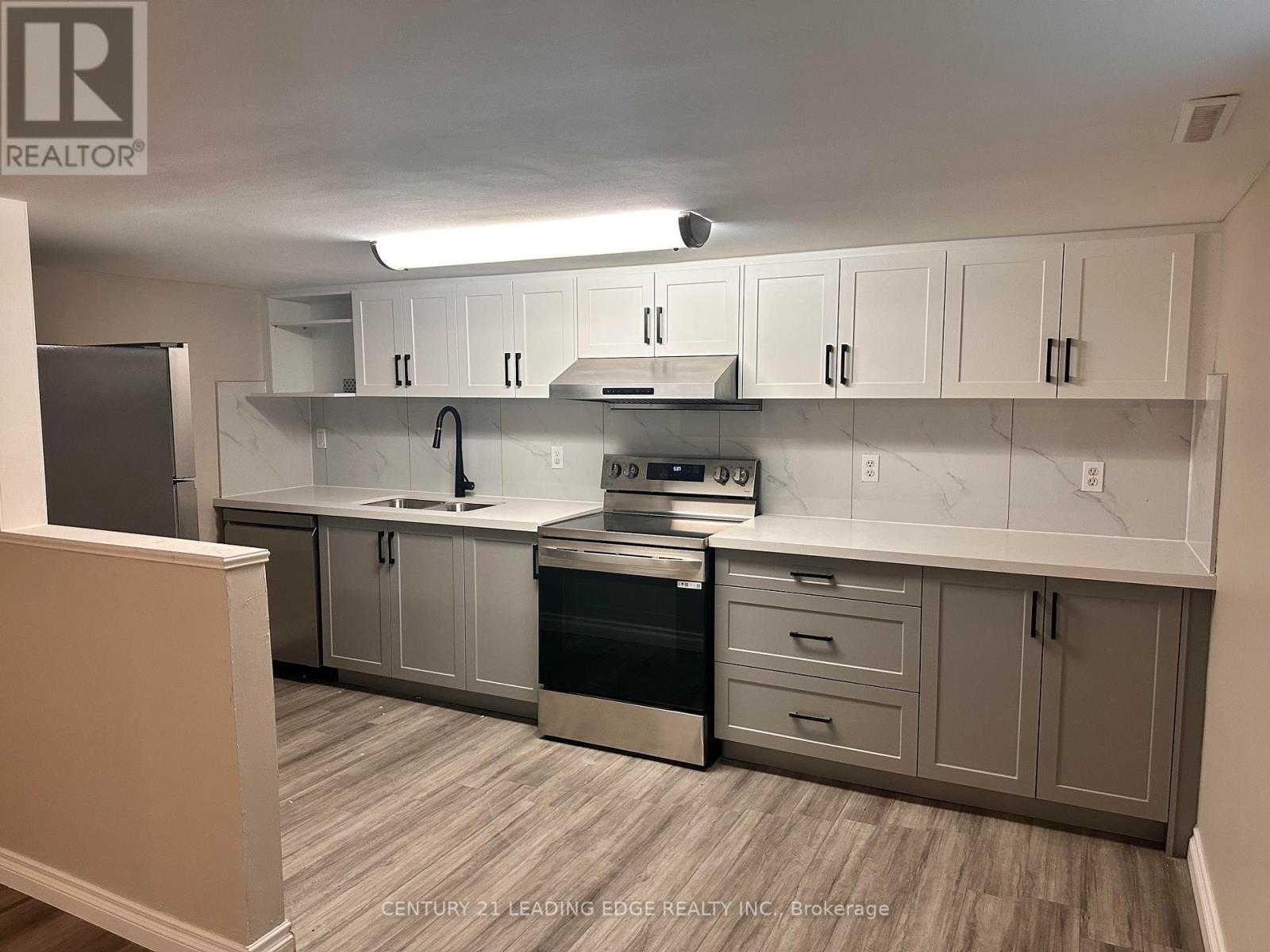 BSMT- 92 Thickson Road North, Whitby, ON photo 3