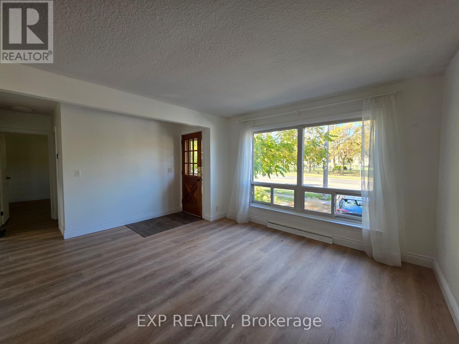 Main- 749 King Street West, Oshawa, ON photo 3