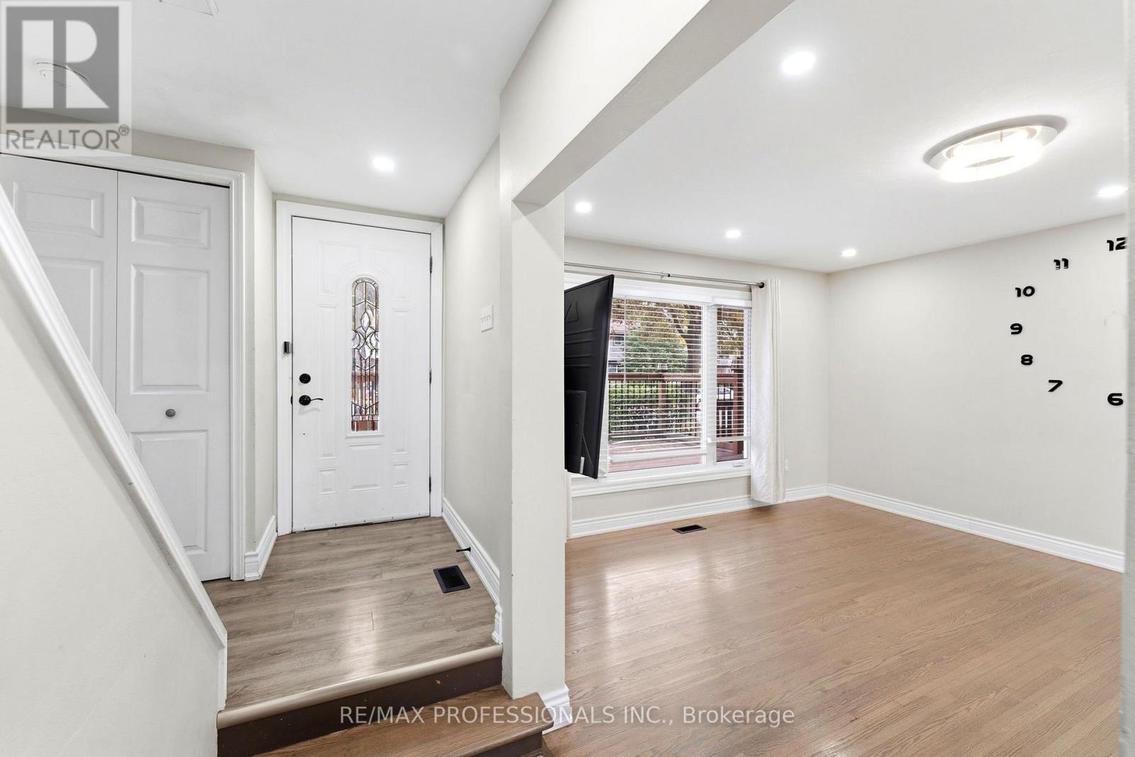 46 Lilacside Drive, Hamilton, ON photo 2
