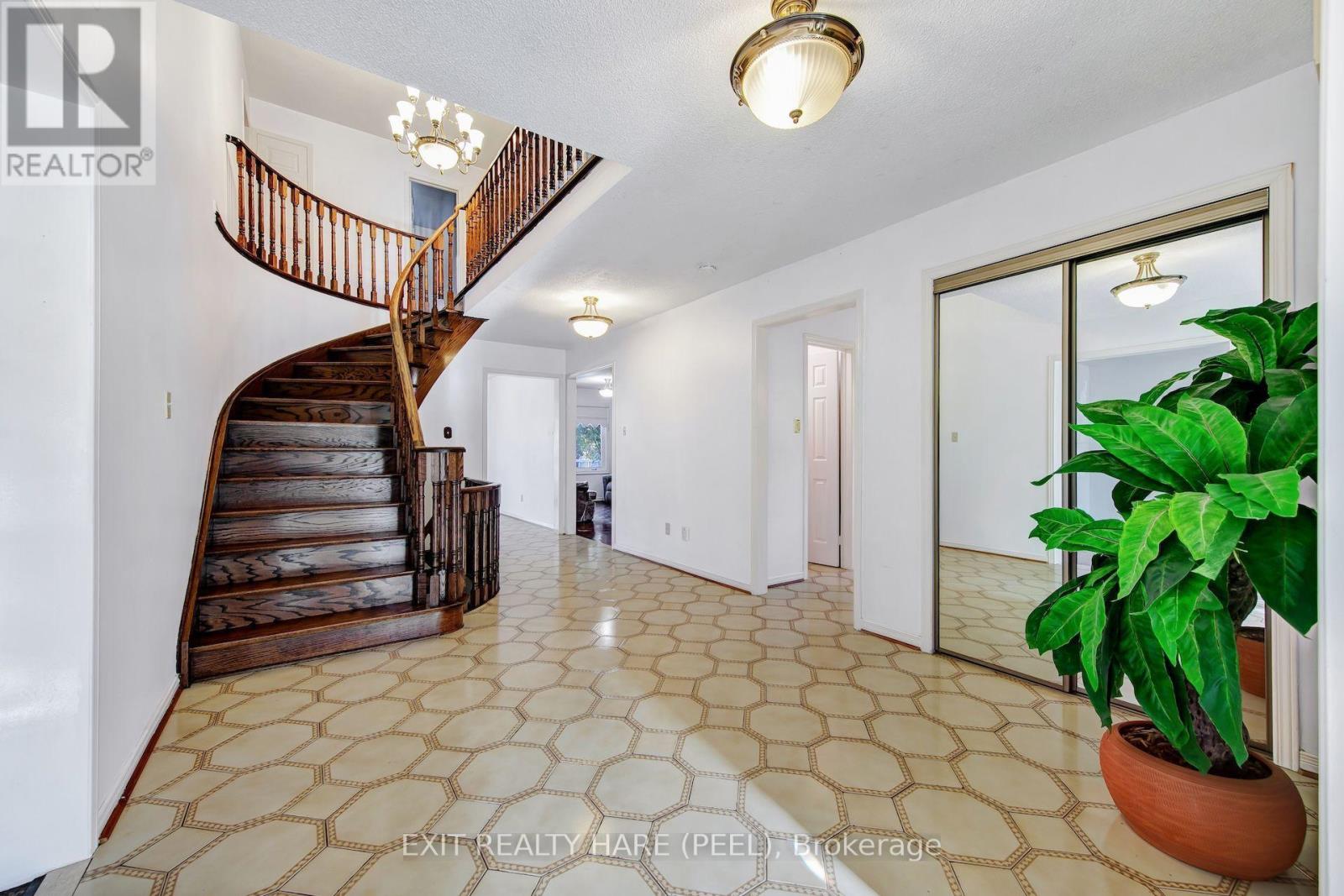45 Mossbank Drive, Brampton, ON photo 10