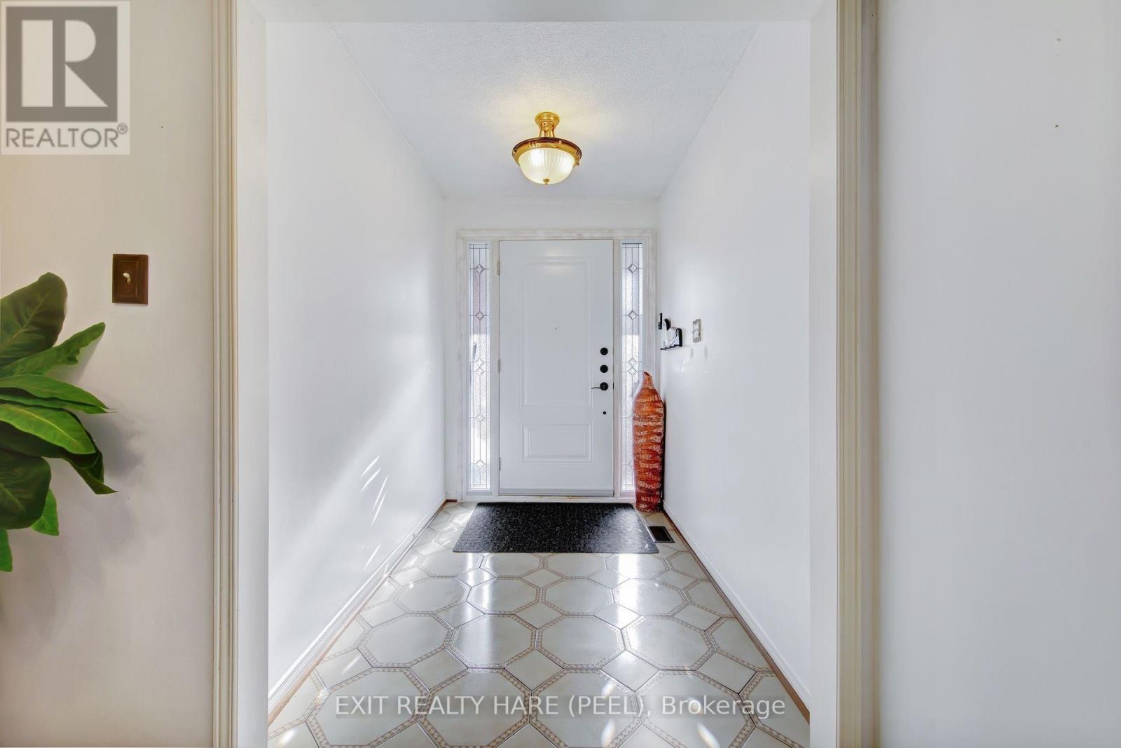 45 Mossbank Drive, Brampton, ON photo 7