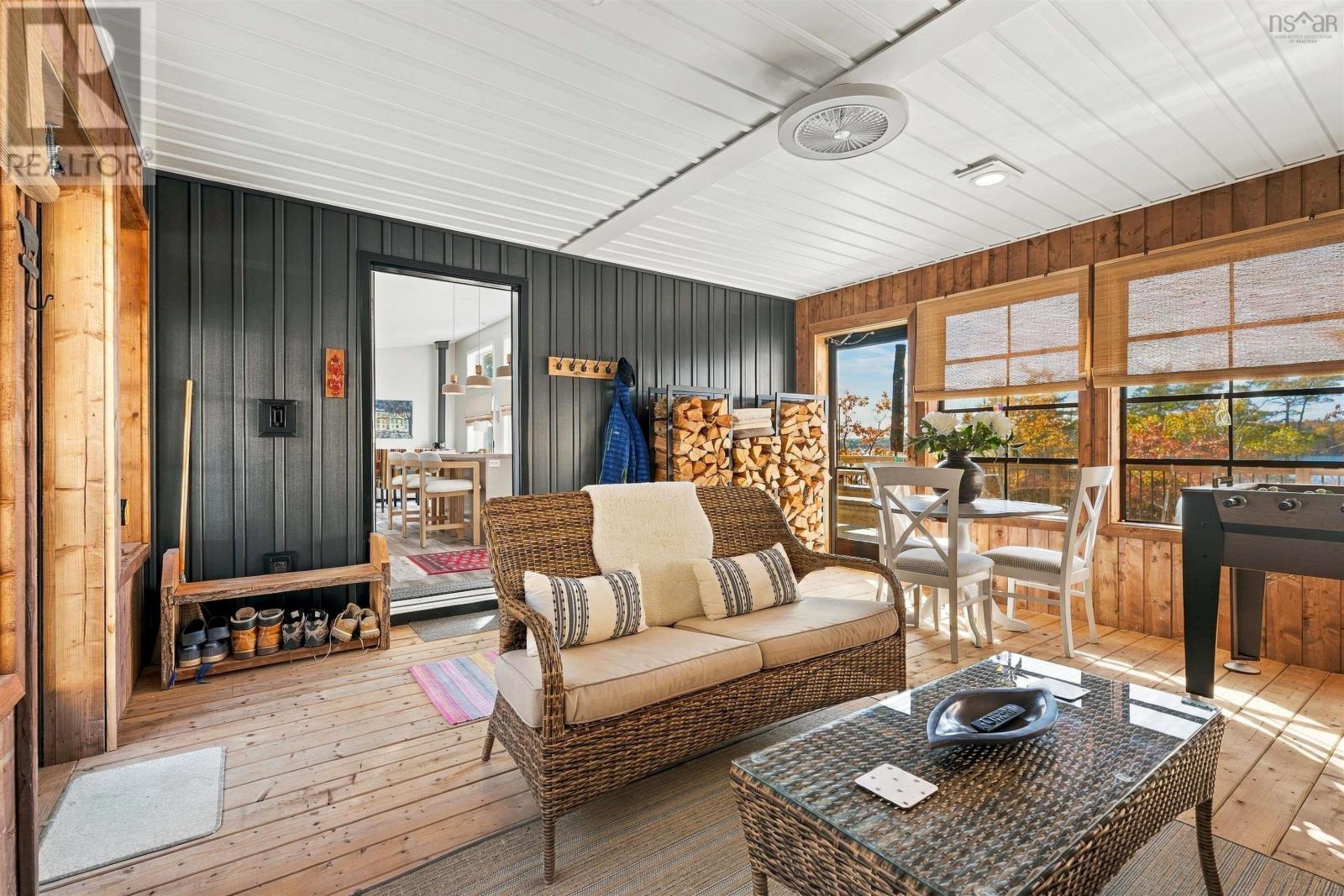 Gathering space Sunroom