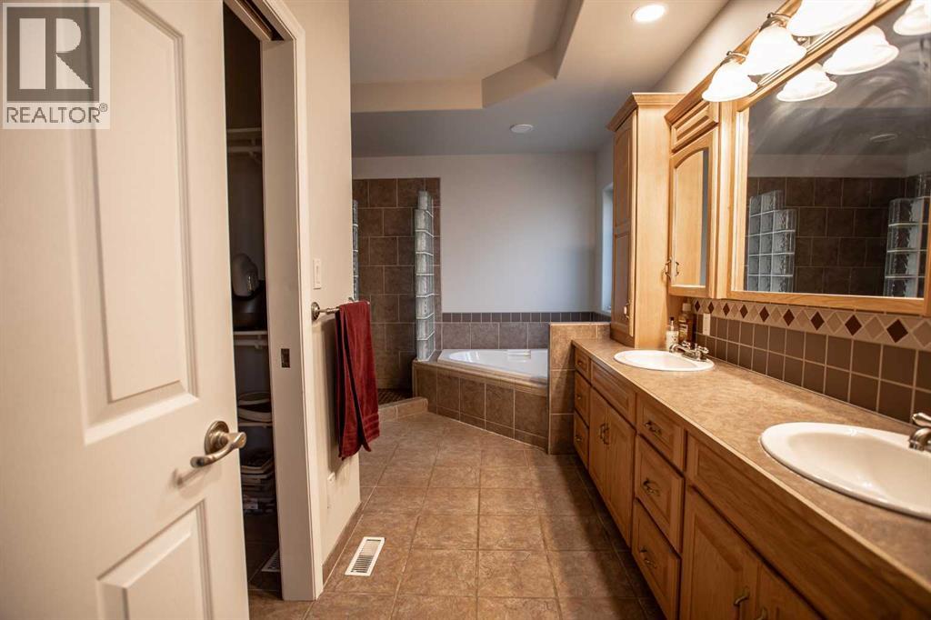 9 Chinook Crescent, High Level — photo 23