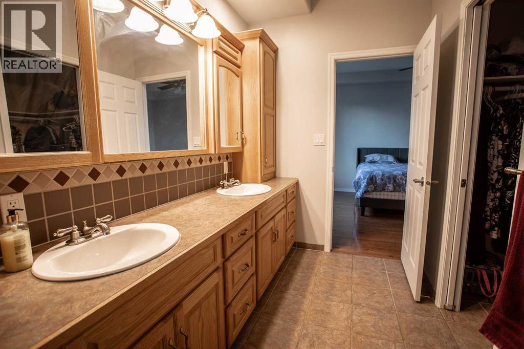 9 Chinook Crescent, High Level — photo 25