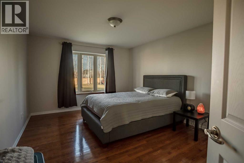 9 Chinook Crescent, High Level — photo 8