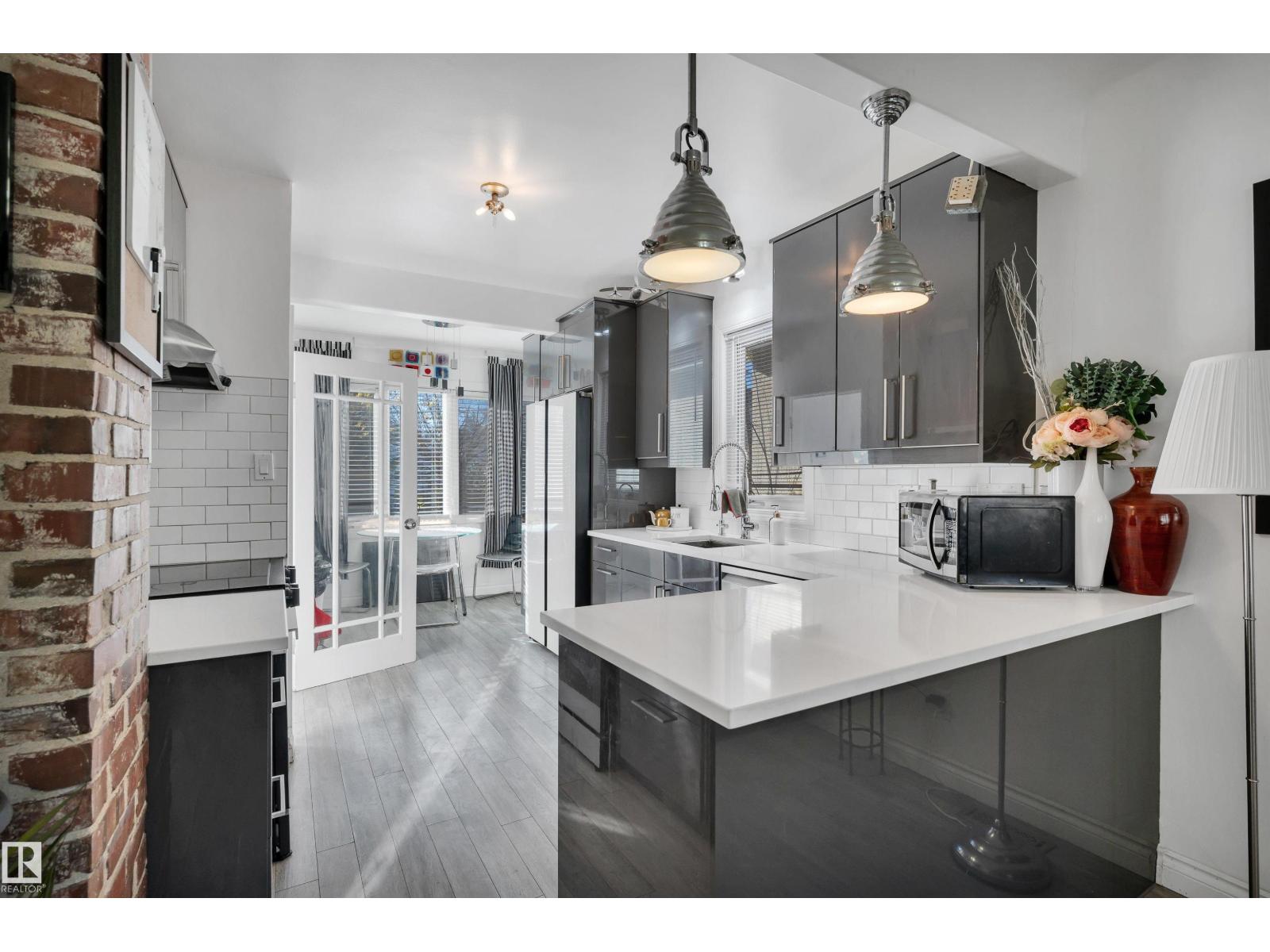 9831 83 AV NW, Edmonton — photo 2