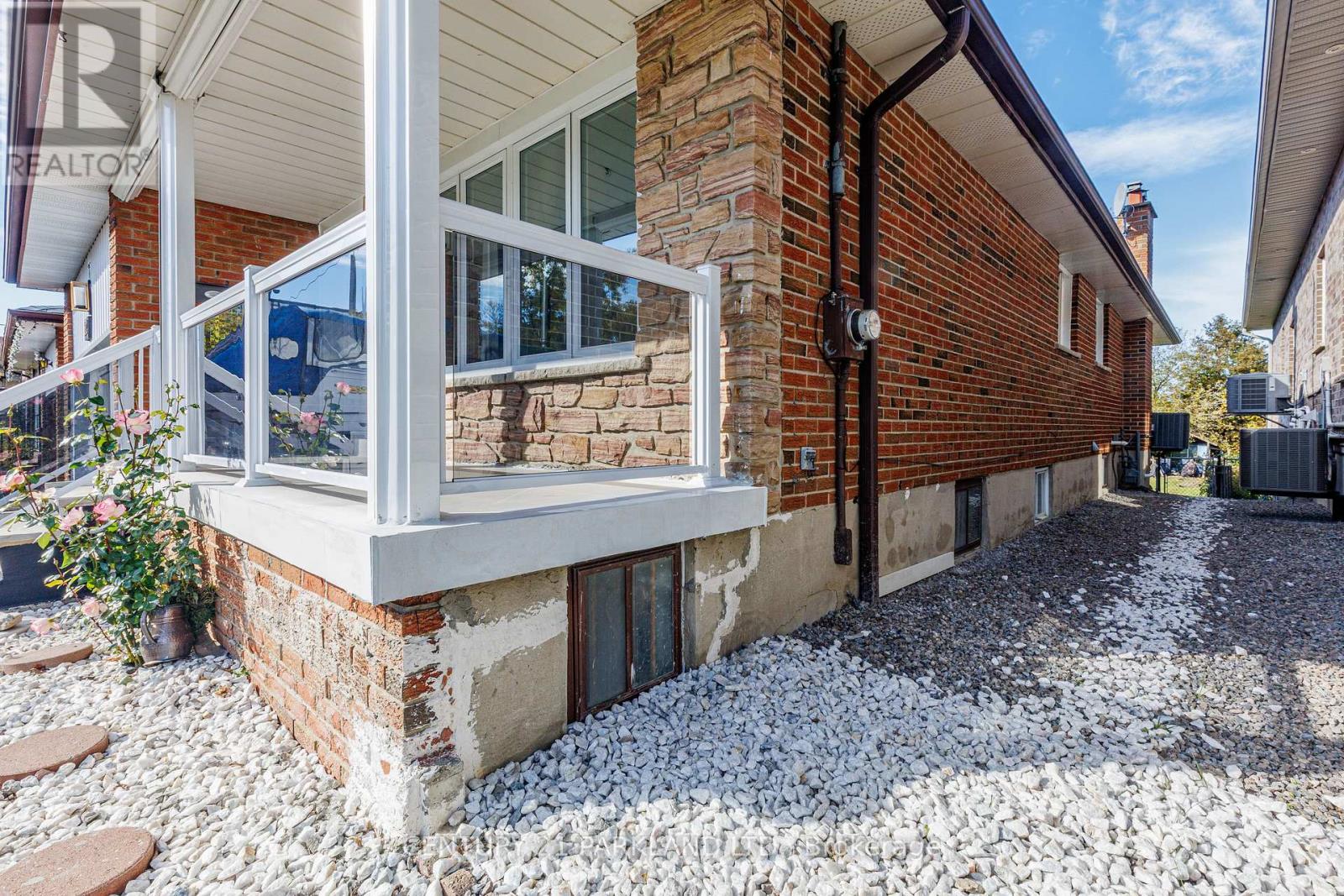 22 Gatesview Avenue, Toronto, ON photo 3