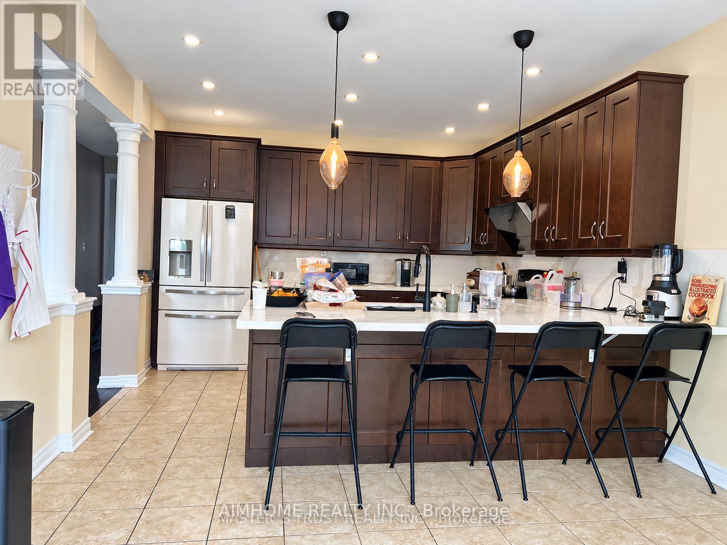 99 Rockland Crescent, Whitby, ON photo 4