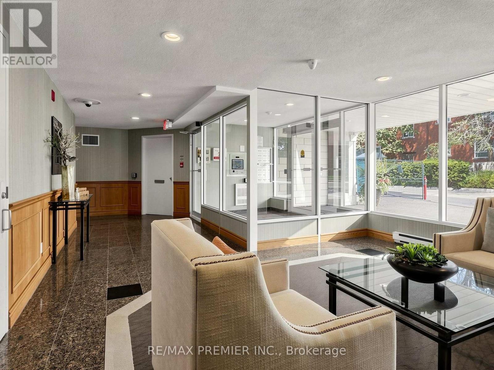 ##301 30 ANGLESEY BOULEVARD - 40