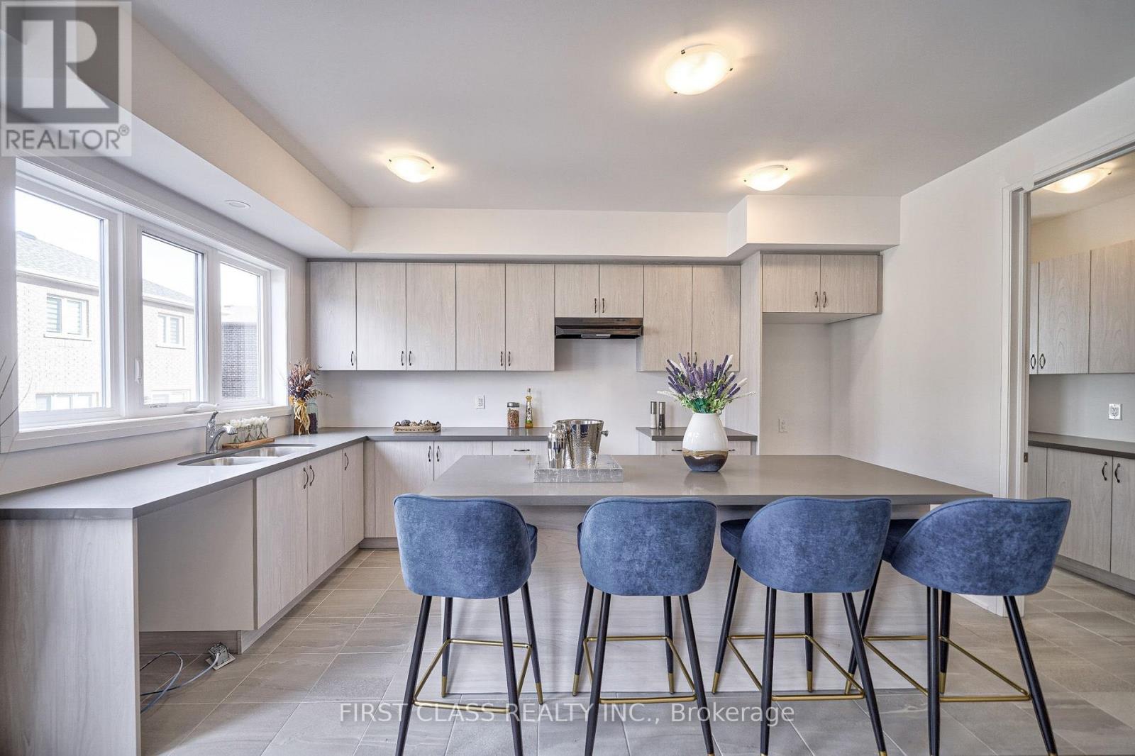 24 Barnyard Trail, Barrie photo 17