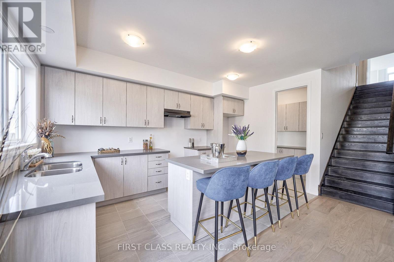 24 Barnyard Trail, Barrie photo 18