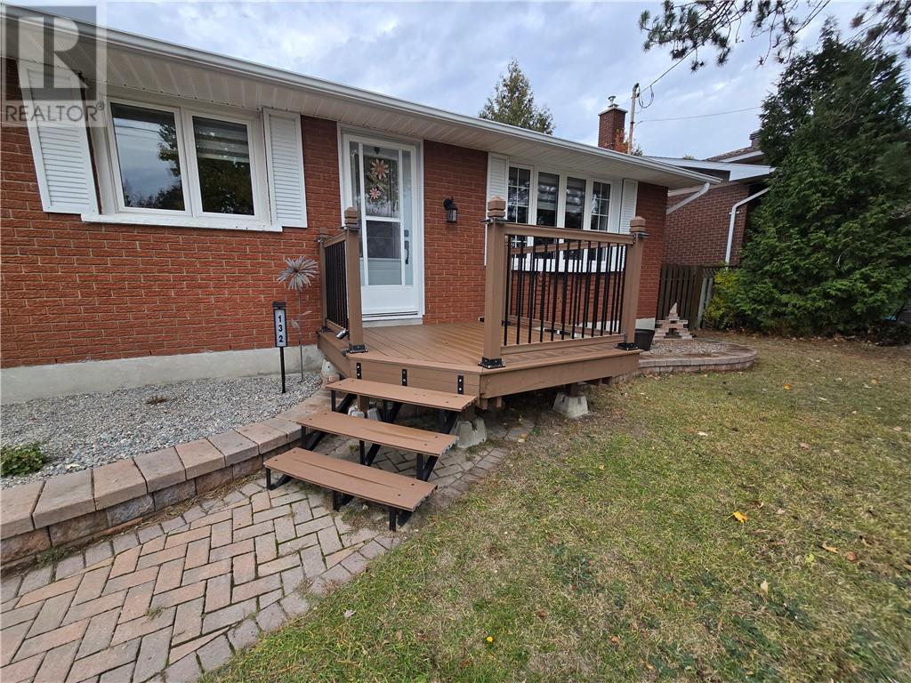 132 Maplewood Crescent, Garson — photo 2