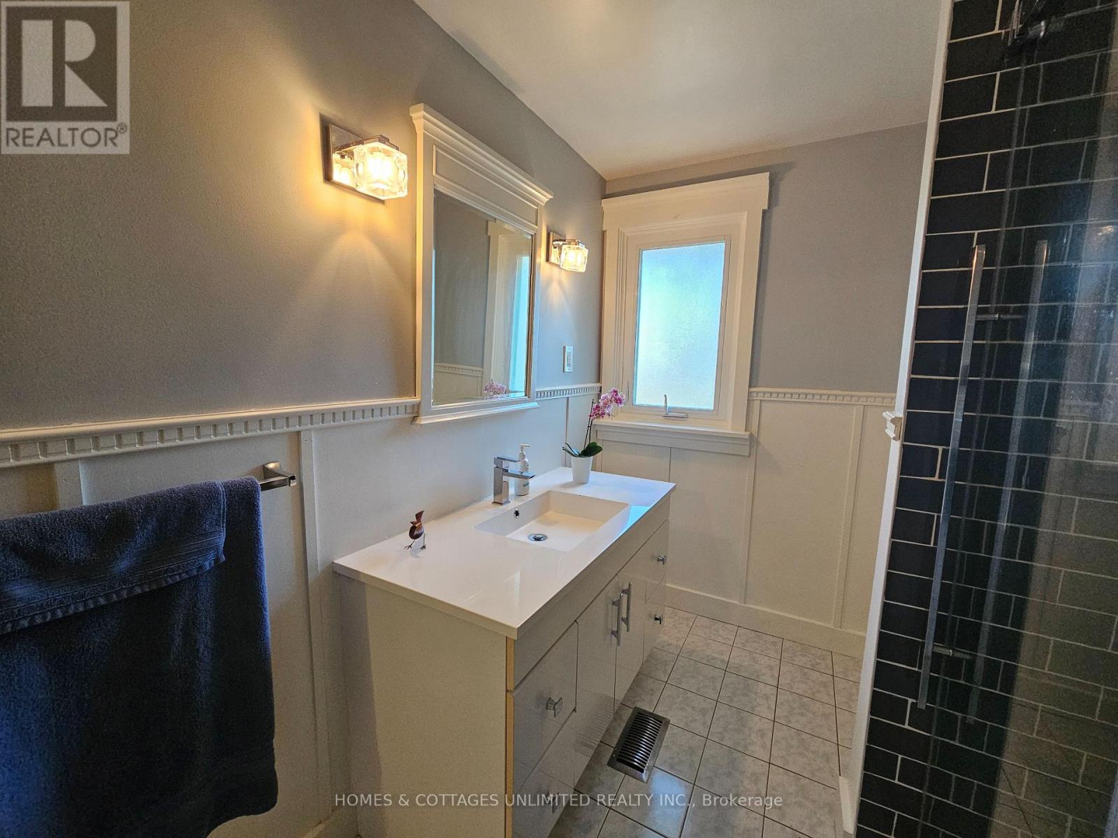 upstairs bathroom main