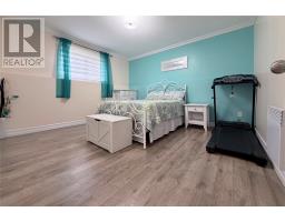 4 Warren Drive thumbnail 16
