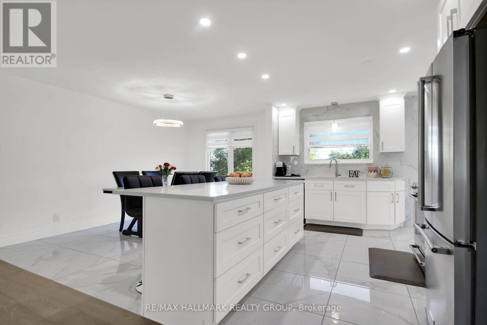Modern Kitchen with Centre Island