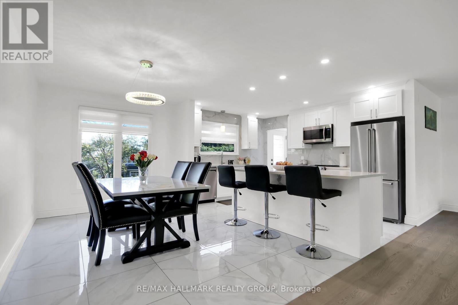 Dining Area & Breakfast Bar