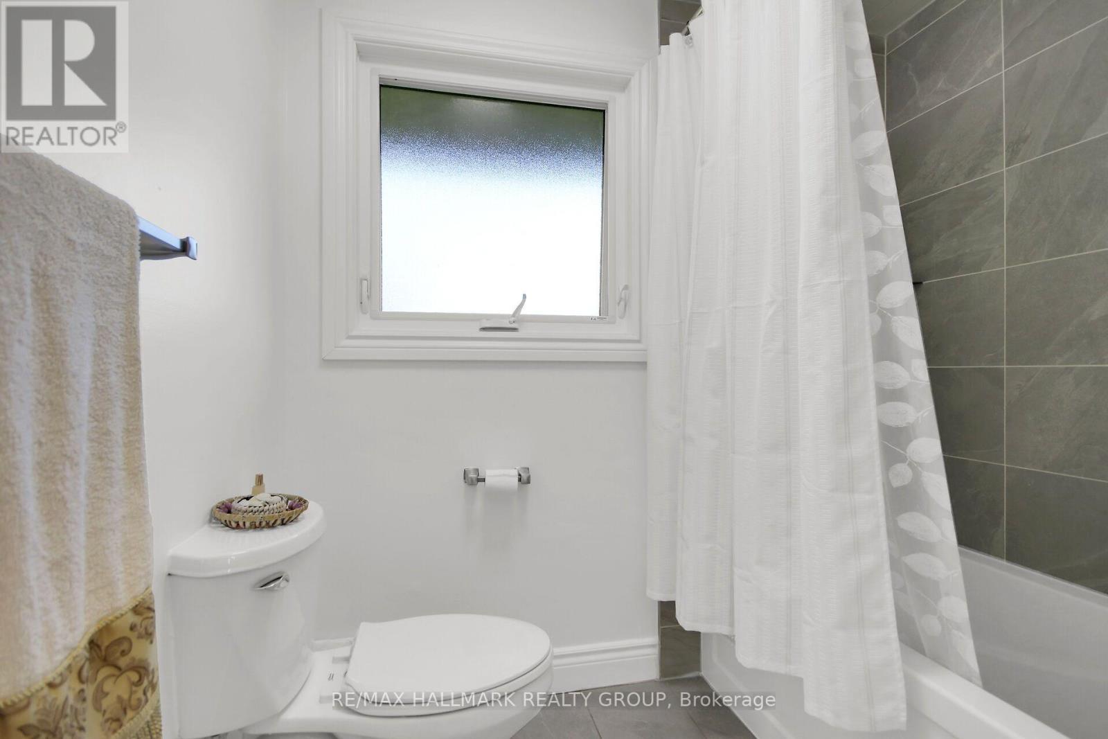 Main Bathroom Tub & Shower