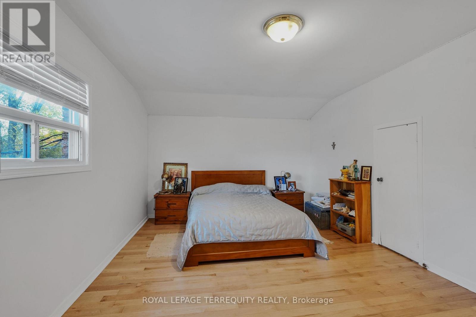 1052 GLENGROVE AVENUE - 19