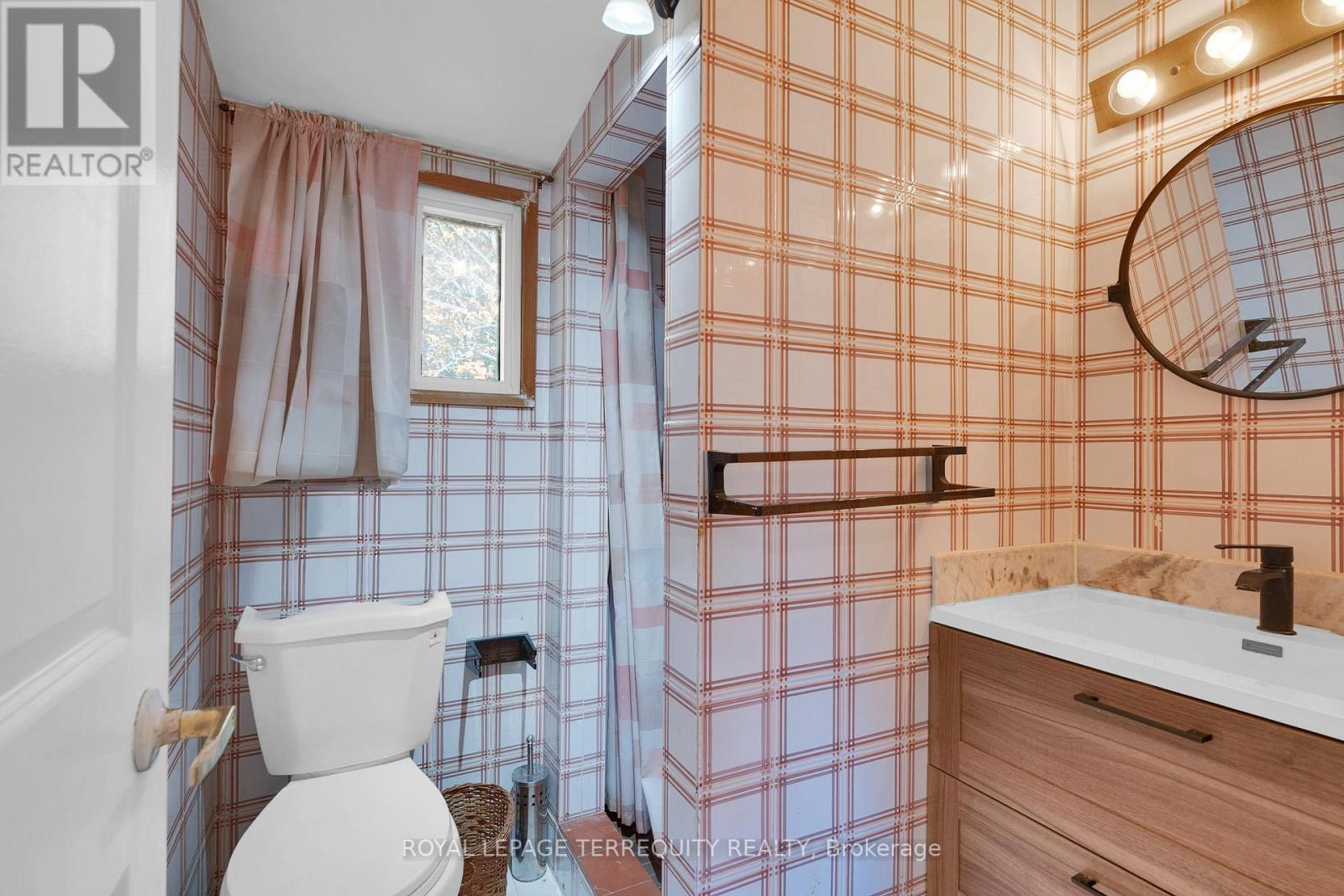 1052 GLENGROVE AVENUE - 22