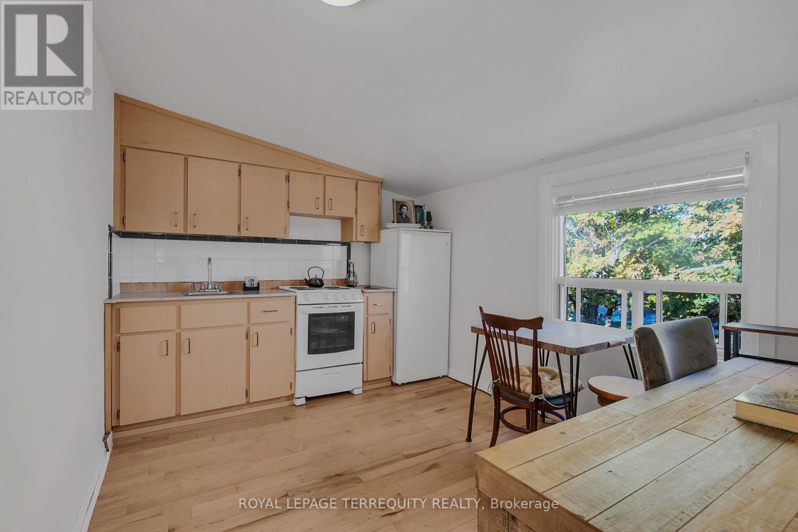 1052 GLENGROVE AVENUE - 7
