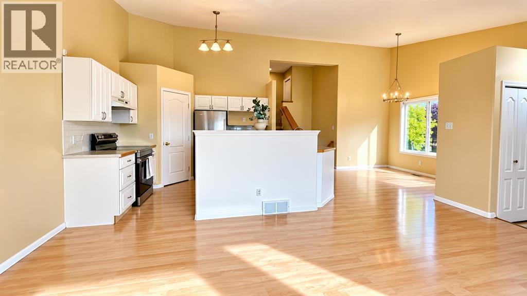 194 Peigan Court W, photo 7 of 35