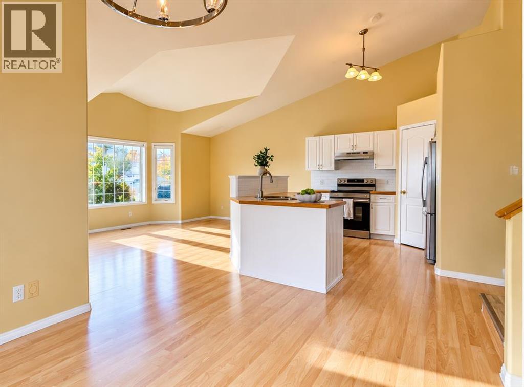 194 Peigan Court W, photo 8 of 35