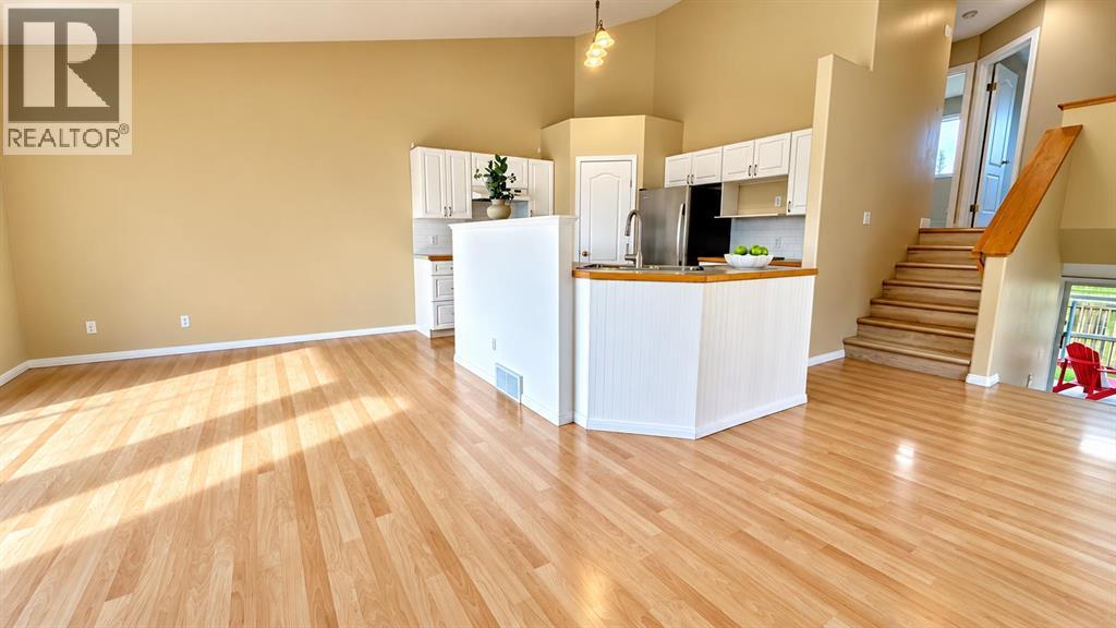 194 Peigan Court W, photo 4 of 35