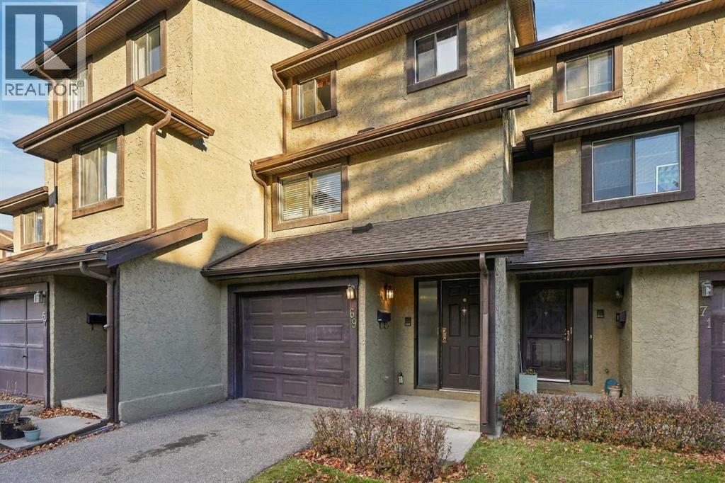 Townhouse condo at 69 Glamis Gardens SW, Calgary