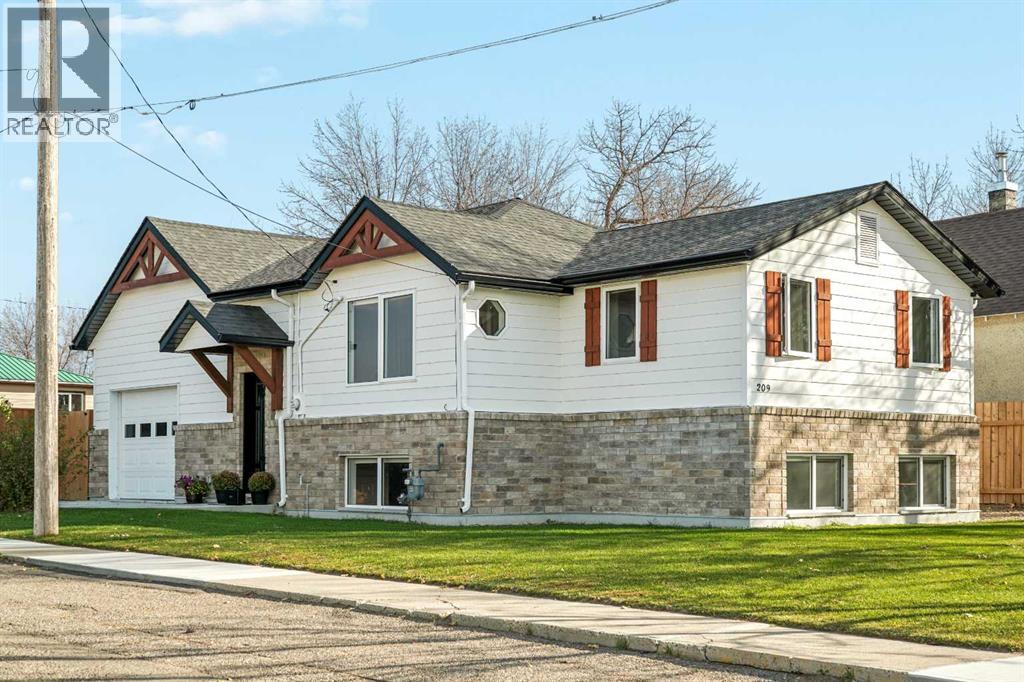 Photo of 209 2 Street N, Picture Butte