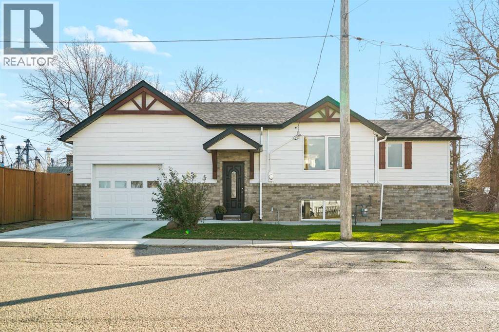 209 2 Street N, Picture Butte — photo 2