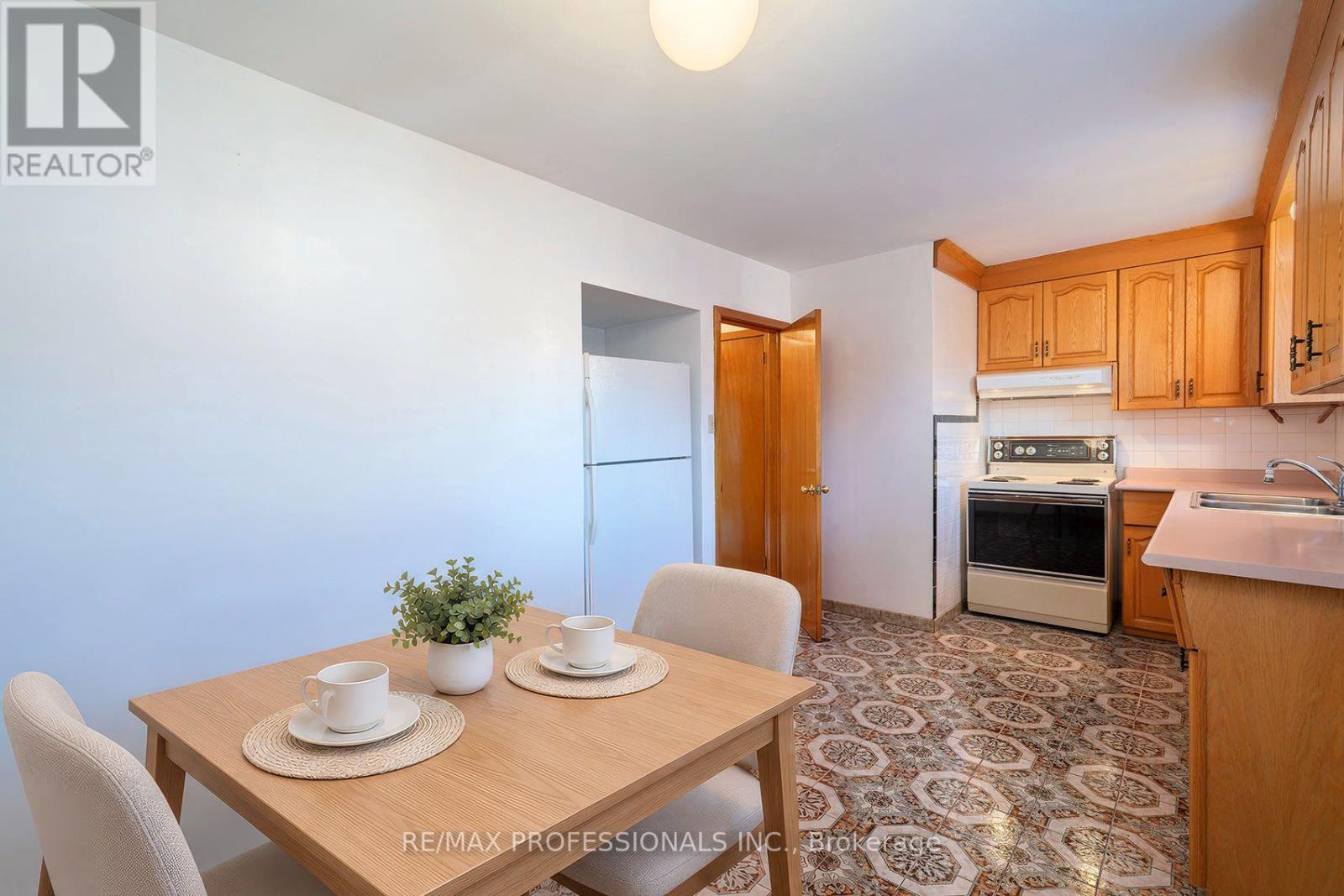 61 Rosemeade Avenue, Toronto, ON photo 10