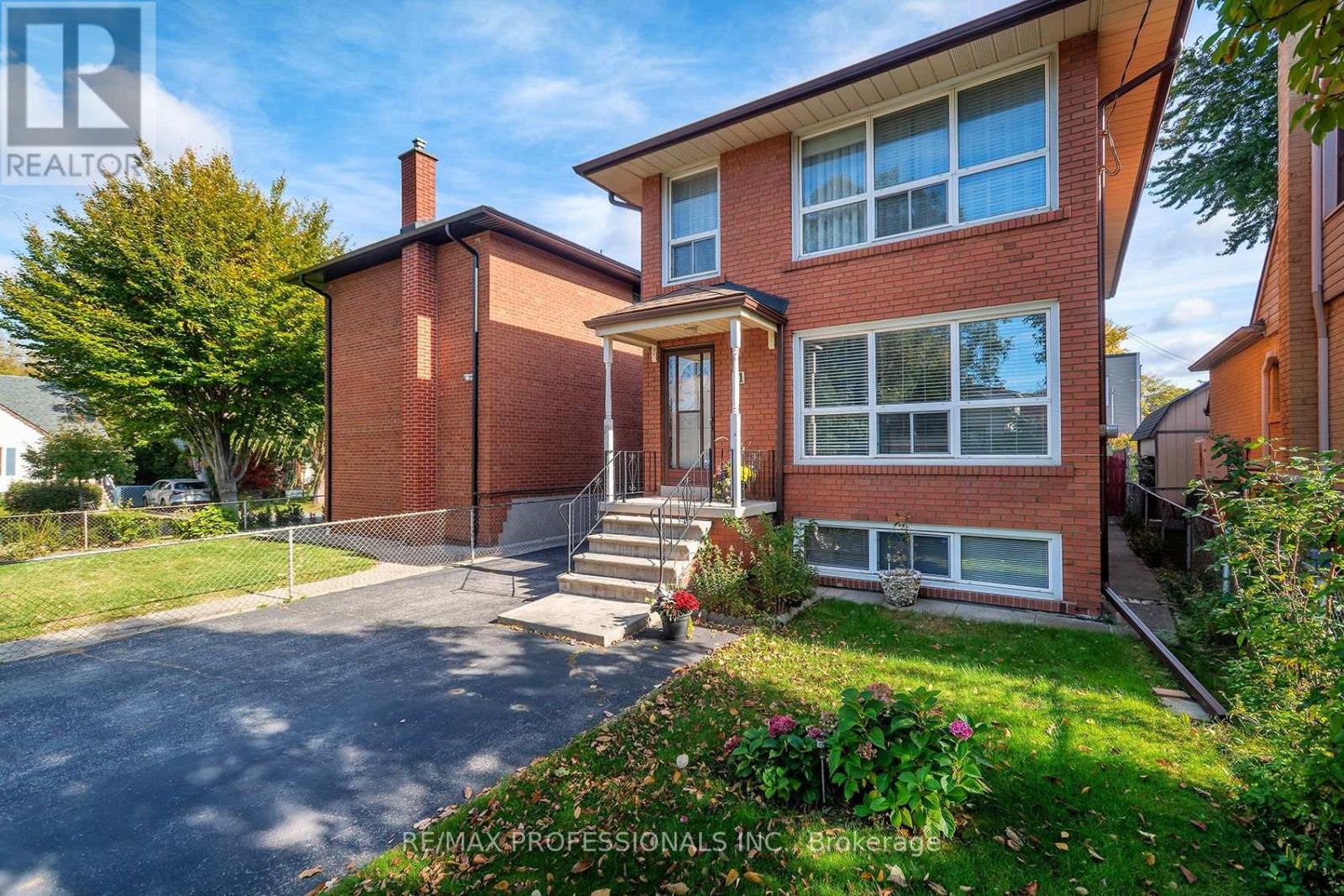 61 Rosemeade Avenue, Toronto, ON photo 3