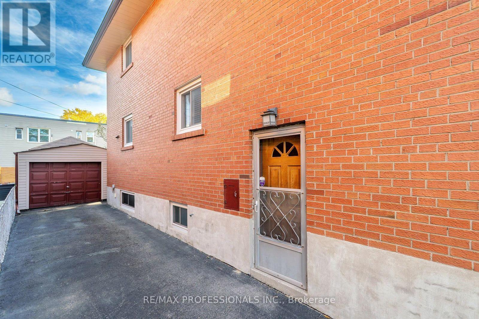 61 Rosemeade Avenue, Toronto, ON photo 32