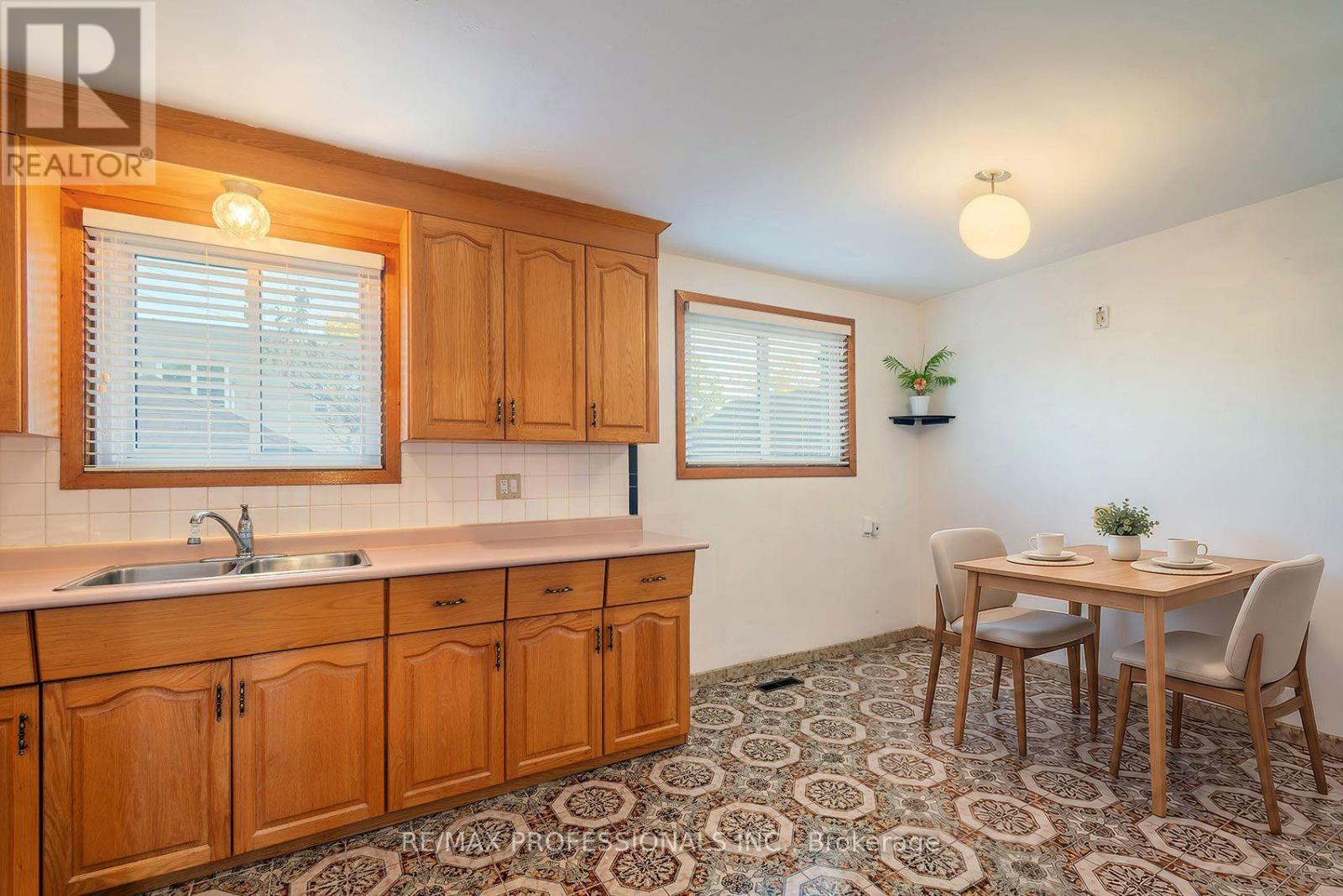 61 Rosemeade Avenue, Toronto, ON photo 9