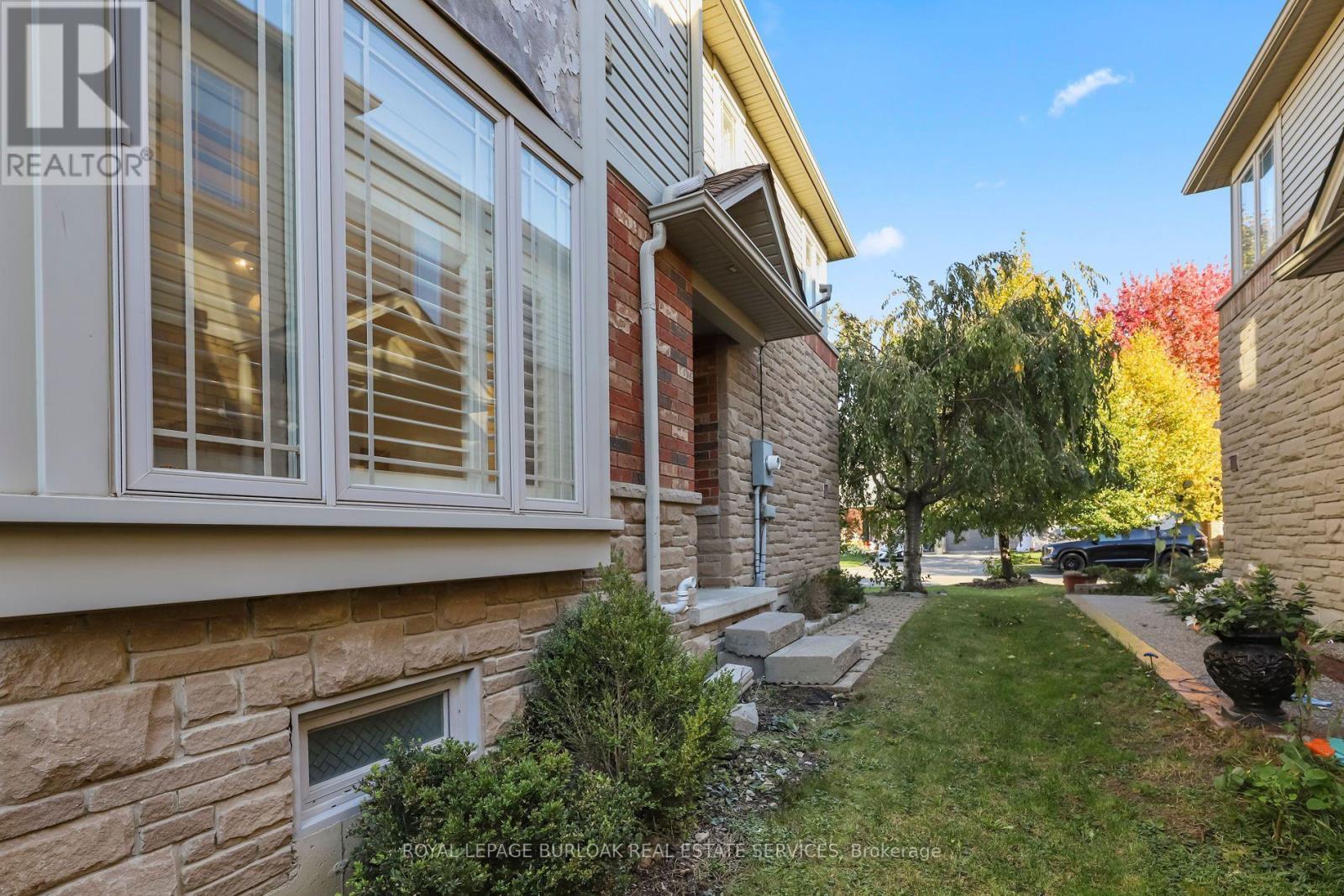 94 Donald Bell Drive, Hamilton, ON photo 2