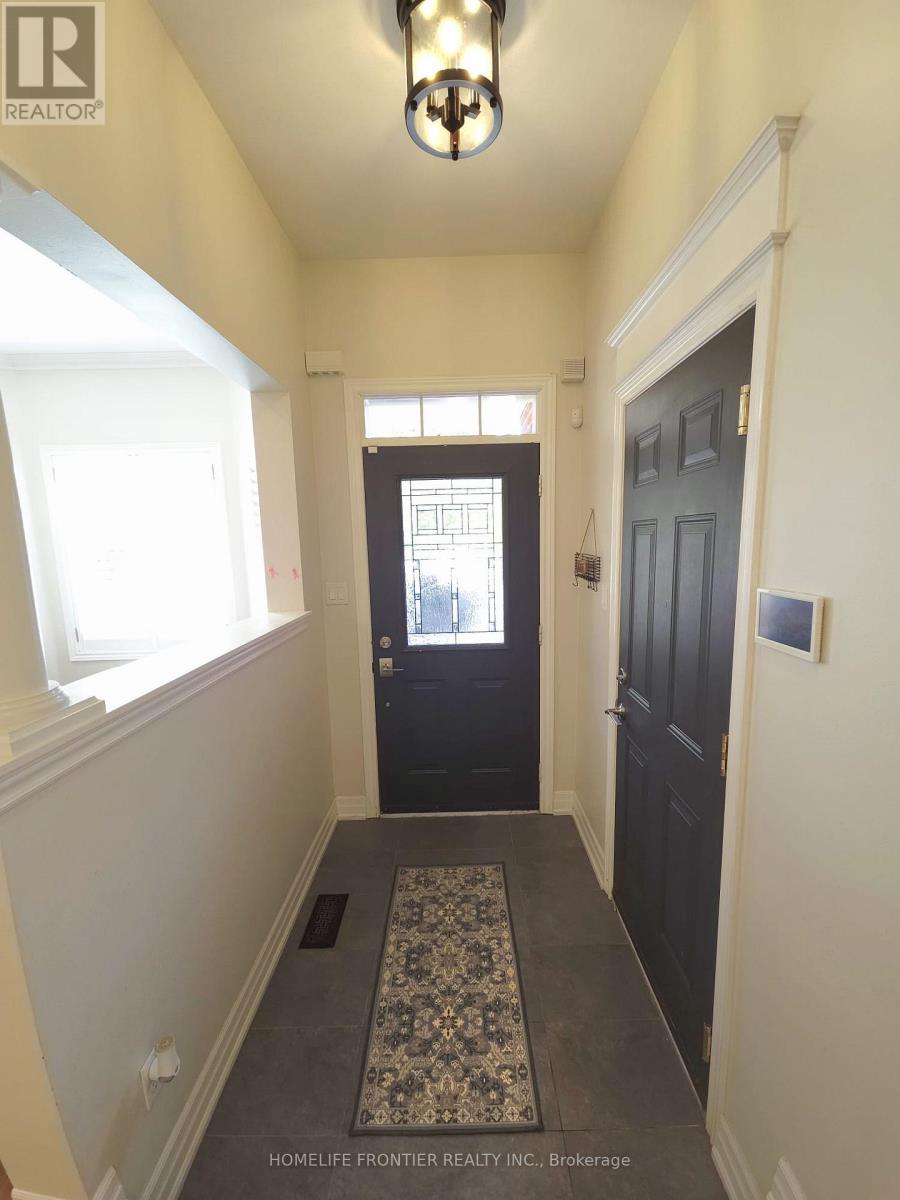 613 Society Crescent, Newmarket, ON photo 2