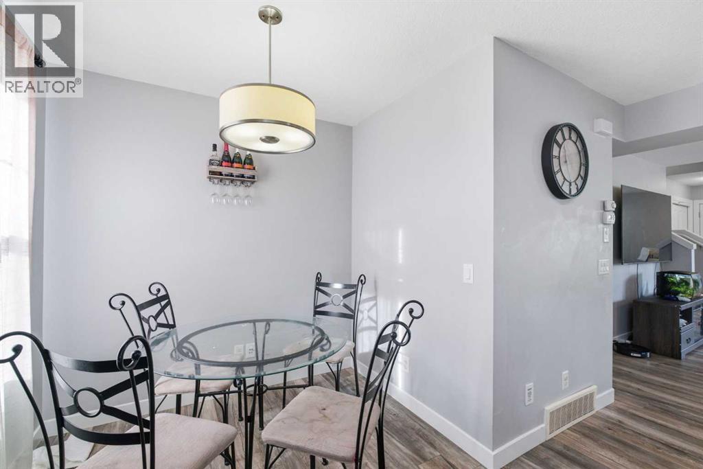 140 Evanscrest Gardens NW, photo 8 of 22