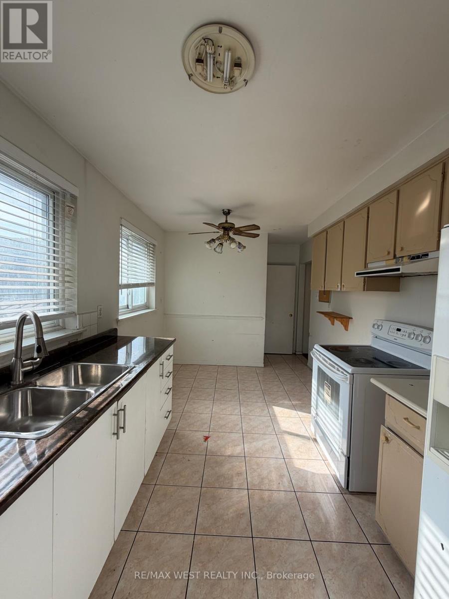 14 Melpham Court, Toronto, ON photo 5