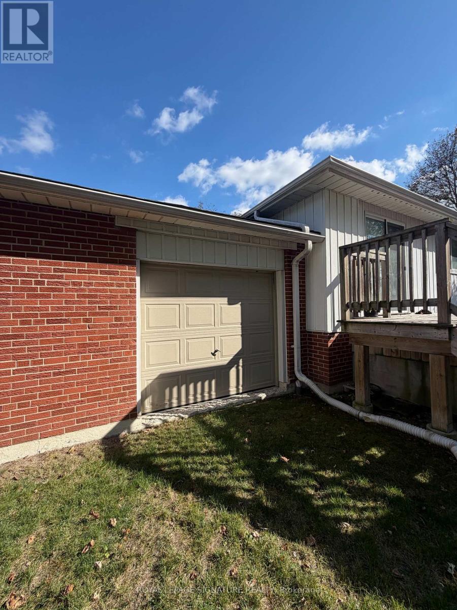 8 King Louis Crescent, Toronto, ON photo 5