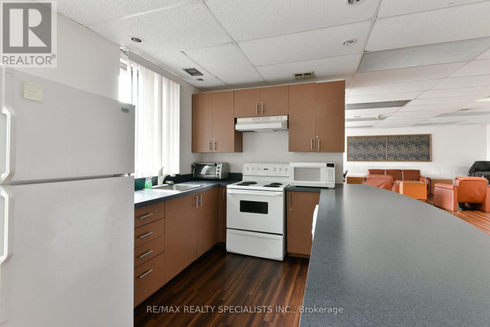 813- 145 Hillcrest Avenue, Mississauga, ON photo 32