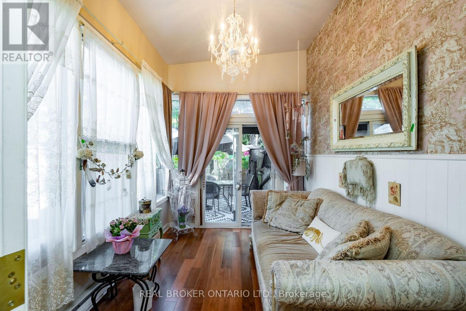 253 Bartlett Avenue, Toronto, ON photo 11