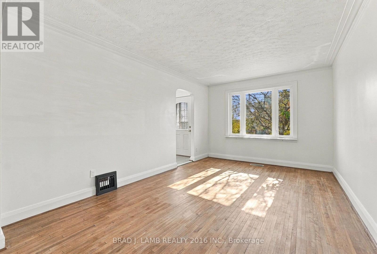 256 The Queensway, Toronto, ON photo 4