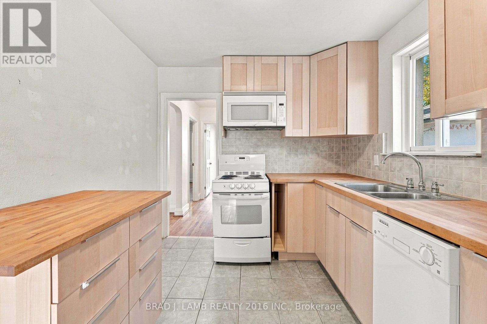 256 The Queensway, Toronto, ON photo 7