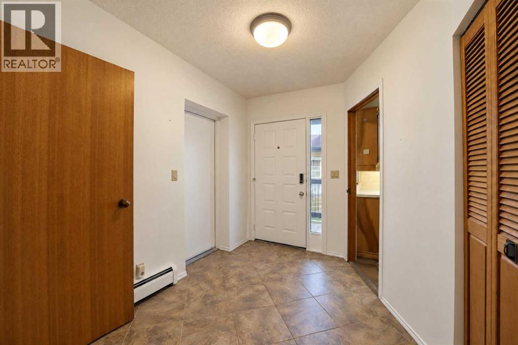 5245 42 Street, photo 9 of 41