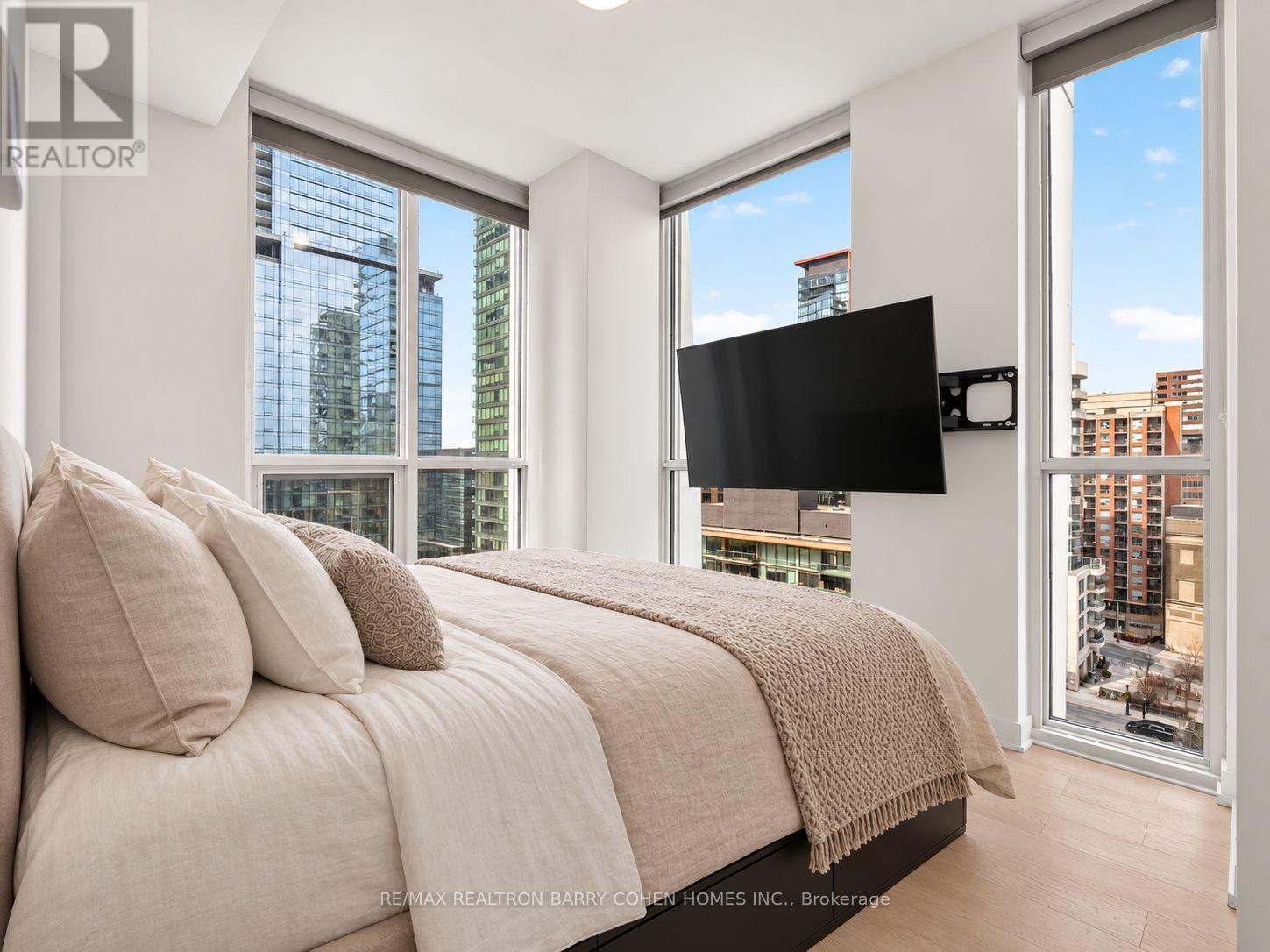 905- 1 Yorkville Avenue, Toronto, ON photo 13