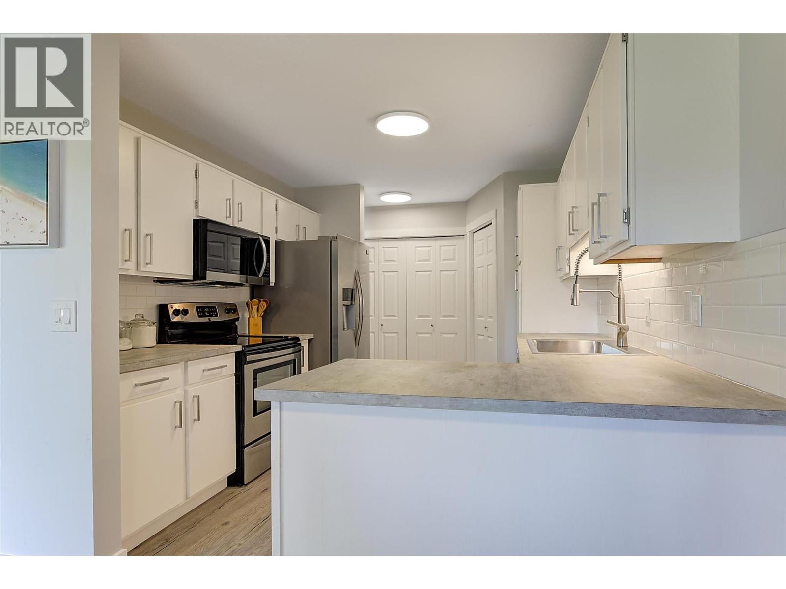  2218 Golf Course Drive, West Kelowna